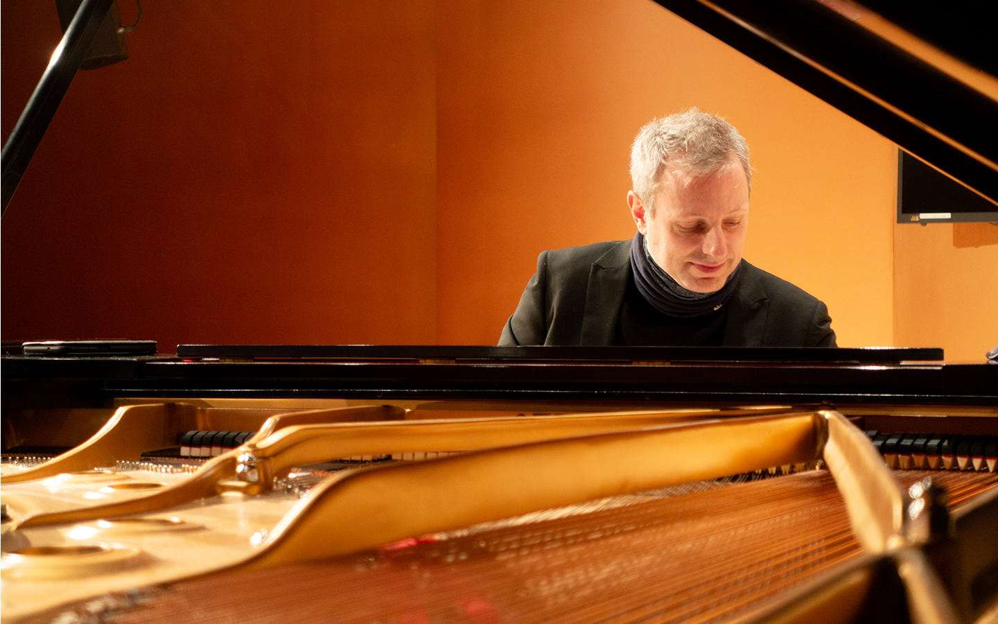 Maxime Zecchini avec son piano lors des répétitions