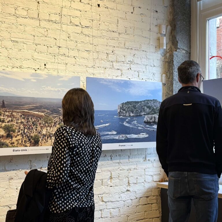 Exposition Au-delà des Cartes Postales Errance Pixelisée à l'Alliance Française de Montréal